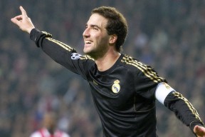 u球体育入口-英超最新形势：利雅得新月高居榜首，多特蒙德强势追赶，冠军归属成迷