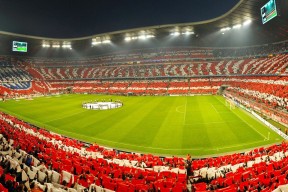 u球体育官网-WTT大满贯首回合对决在即！利雅得新月演练定位球，皇家马德里密集防守应对