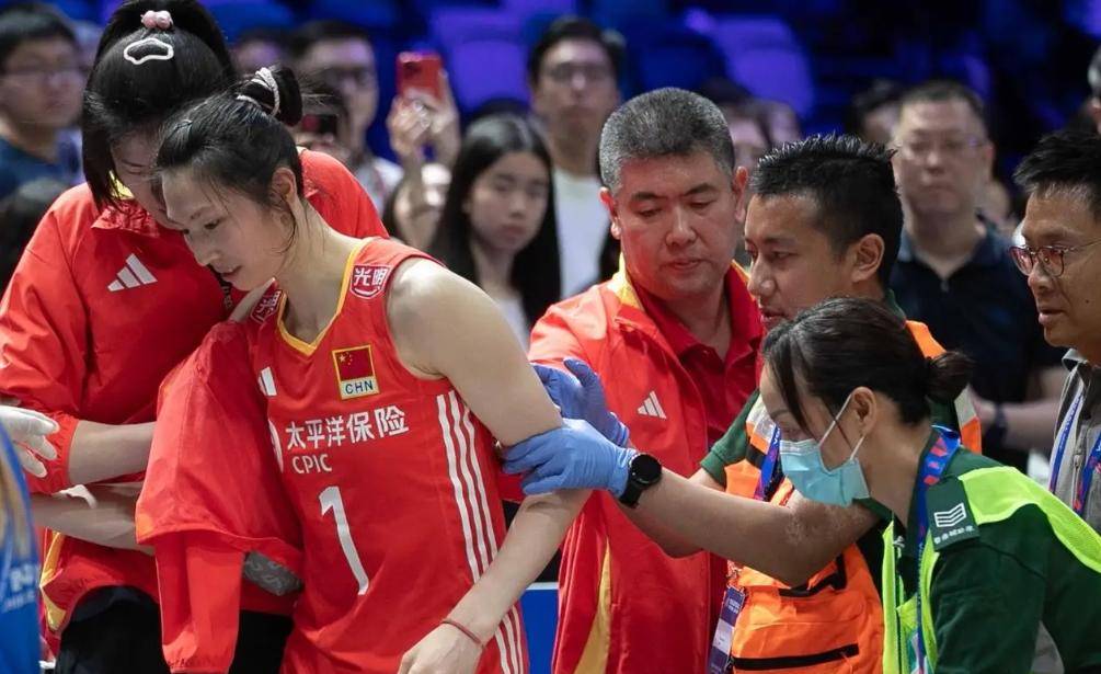 中国女排在比赛中因伤离场，浓眉主教练感到担心